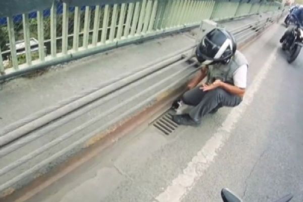 Motorcuların kedi kurtarma operasyonu