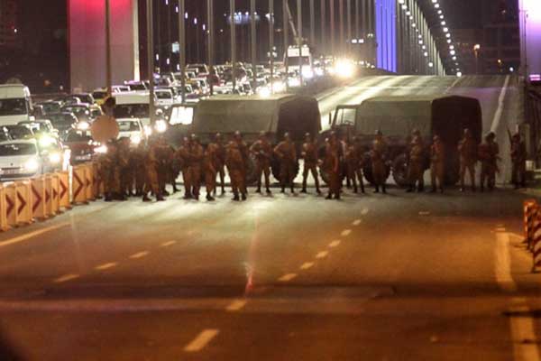 Darbe olsaydı 'Kaos bitti' manşeti atacaklardı