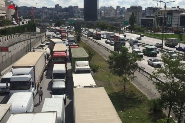 Mahmutbey gişelerinde tatilci yoğunluğu