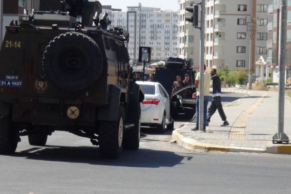 Diyarbakır'da uygulamaya takıldı, başına silah dayadı