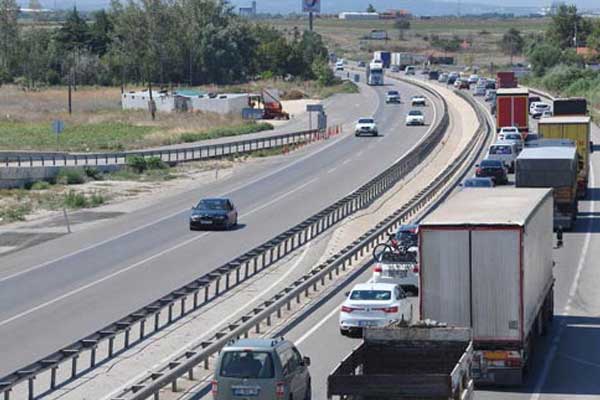 Bursa-İzmir yolunda tatil kuyruğu