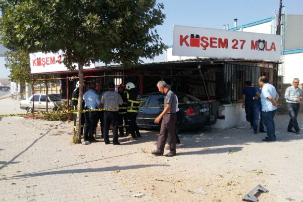 Otomobil kafeteryaya girdi: 1 ölü, 3 yaralı