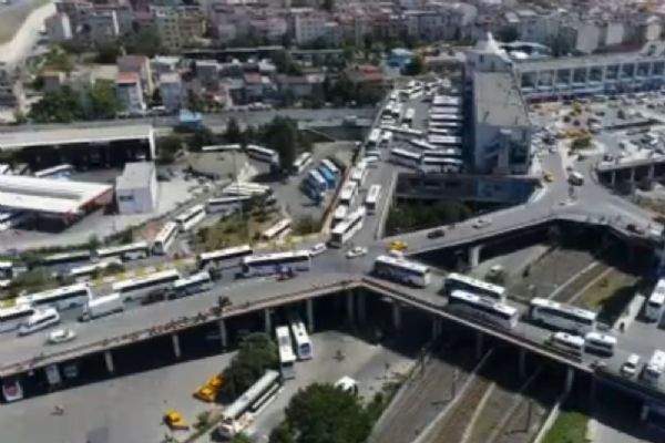 İstanbul'da otogardaki otobüs kuyruğu havadan görüntülendi