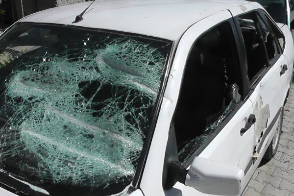 Kavga ettiği komşusunun otomobilini bu hale getirdi