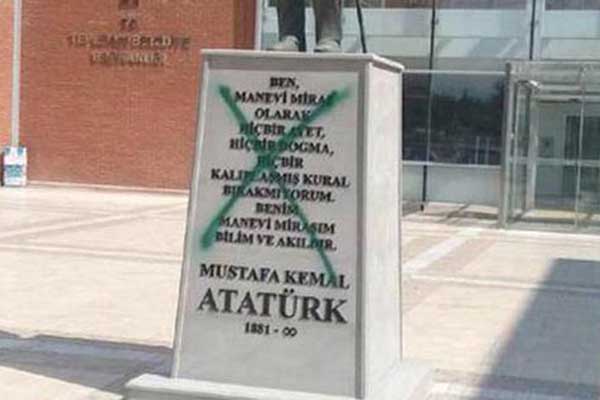 Eskişehir'de Atatürk heykeline spreyli saldırı