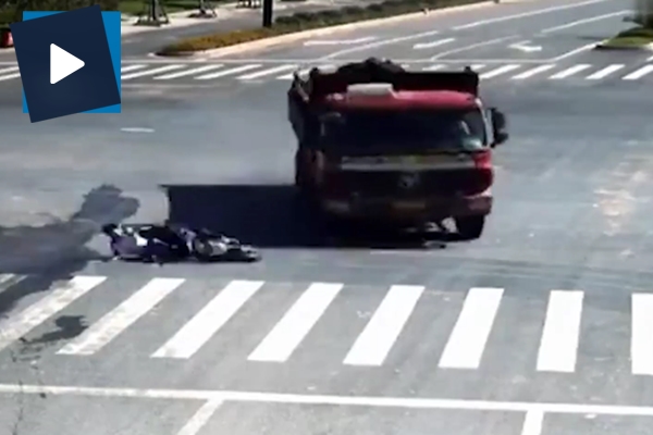 Motosikletli kamyonun altında kalmaktan son anda kurtuldu