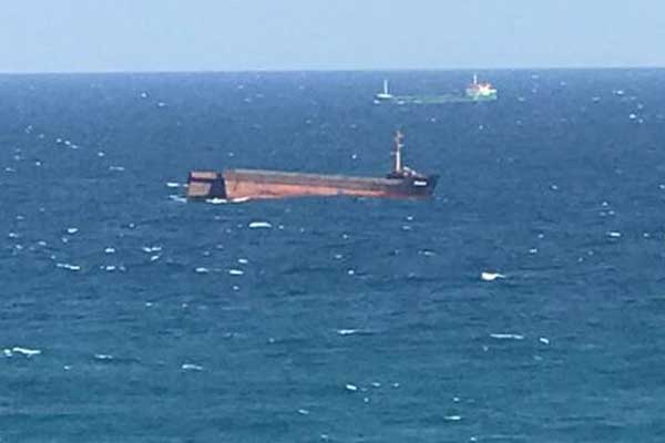 Sarıyer'de yük gemisi ikiye ayrıldı