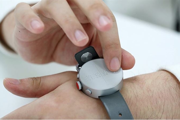 Görme engelliler için 'Akıllı Saat'