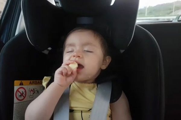 Hem uyuyor hem de elma yiyor