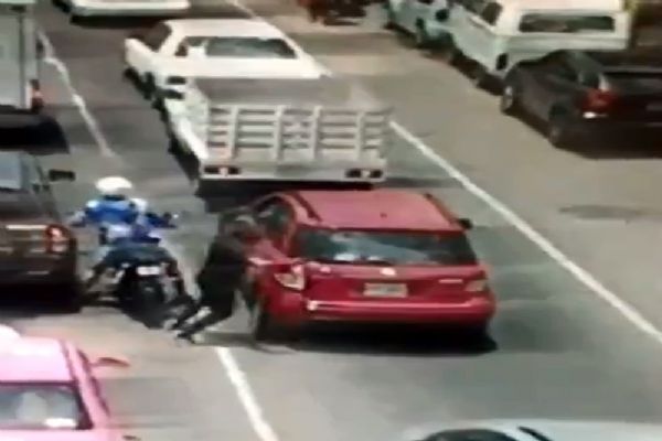 Motosikletli gaspçılara kurşun yağdırdı