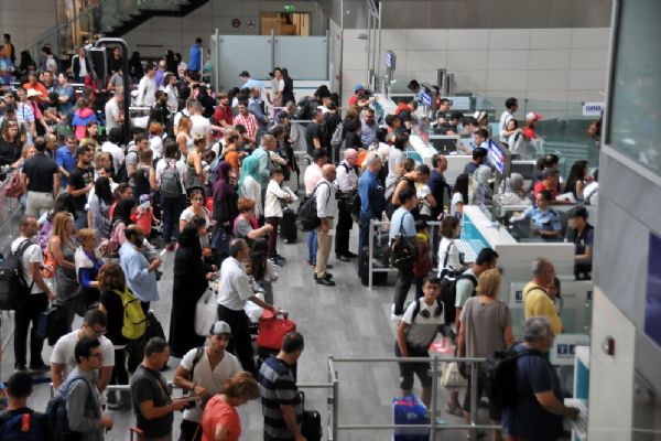 Atatürk Havalimanında bayram yoğunluğu devam ediyor