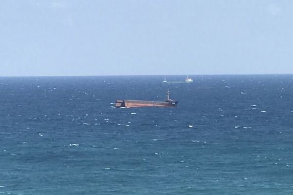 Kilyos açıklarında yük gemisi ortadan ikiye ayrıldı