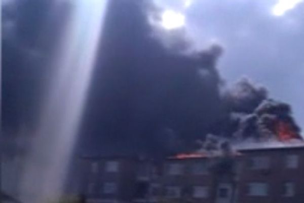 4 binanın çatısı alev alev yandı