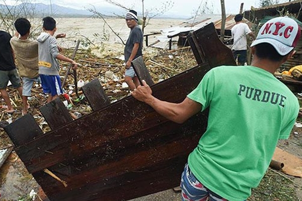 IŞİD'dan sonra tayfun yerle bir etti