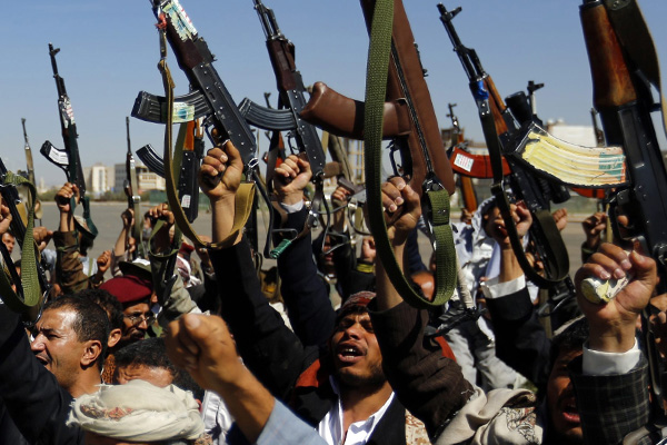 Husiler Yemen'de sivilleri vurdu