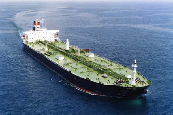 Libya'da kaçak petrol tankeri yakalandı