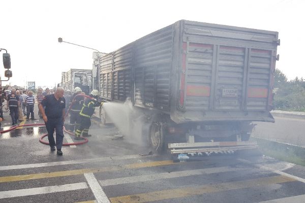 Düzce'de tırın lastikleri alev alev yandı, D-100'de trafik durdu