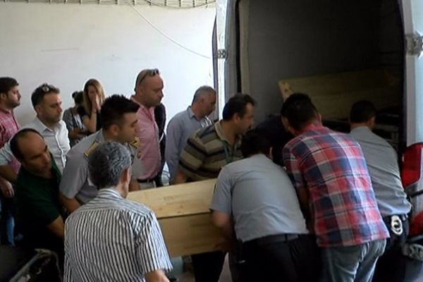 Vatan Şaşmaz ve Aker'in cenazeleri aynı araçla adli tıpa gönderildi