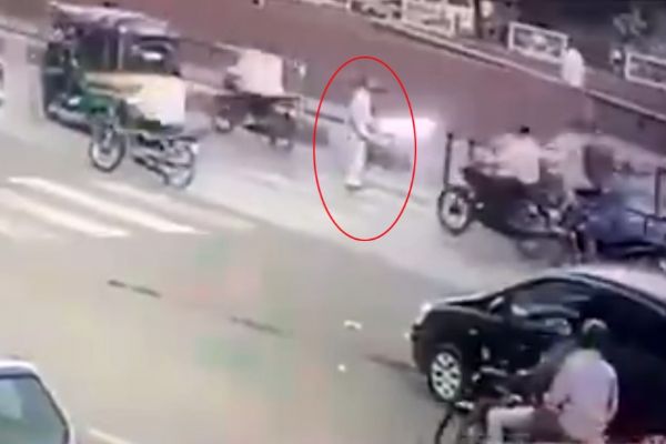 Yolun karşısına geçti ama...