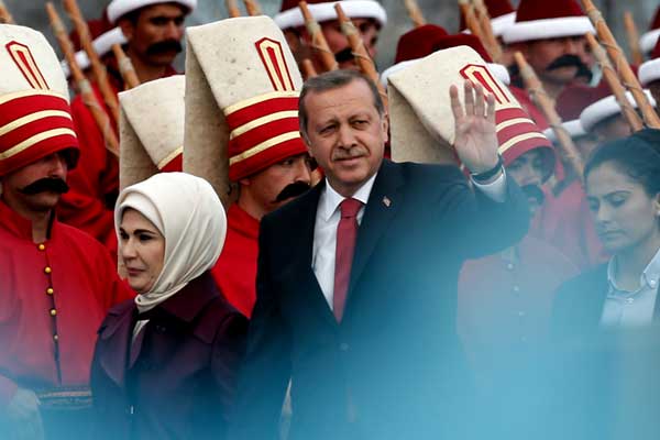 'Ofisine Erdoğan ve Abdülhamid Han tablosu asan ihaleyi alıyor'