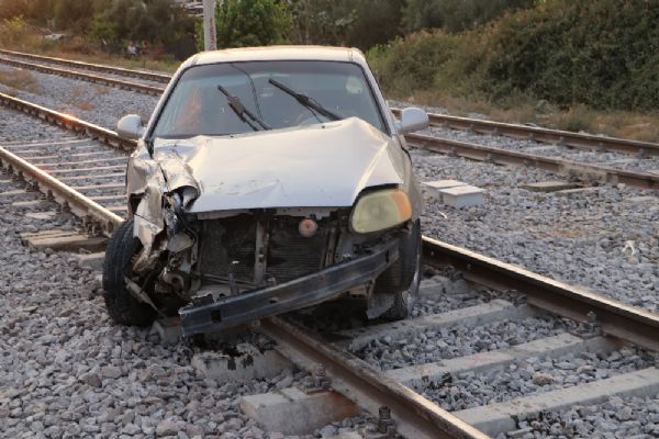 Tren otomobile çarptı: Facianın eşiğinden dönüldü