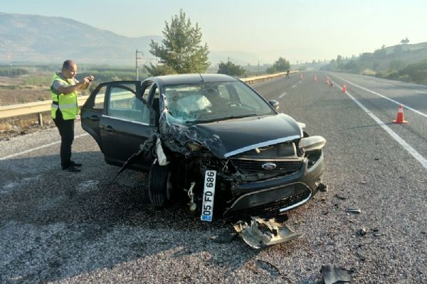 Otomobil ile kamyonet çarpıştı: 4 yaralı