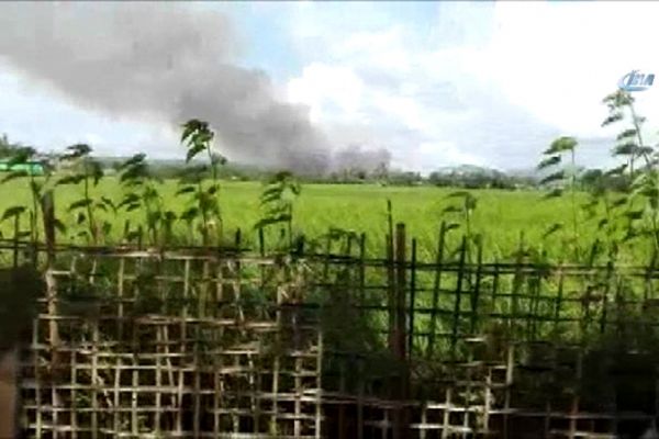 Arakan Müslümanlarının evleri ateşe verildi