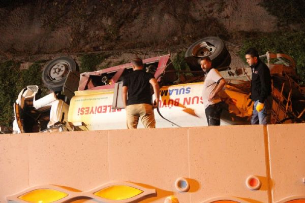 Samsun'da sulama tankeri tramvay yoluna uçtu: 2 yaralı