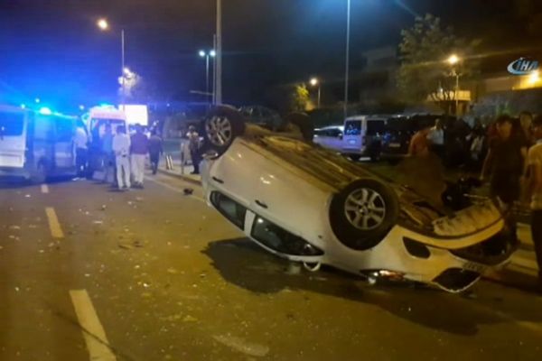 İstanbul'da minibüsün çarptığı park halindeki otomobil takla attı: 2 yaralı