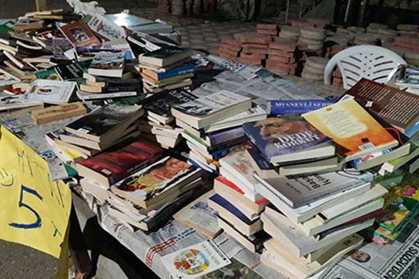 Mersin'de korsan kitap operasyonu