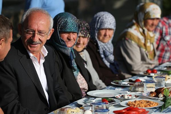 Kemal Kılıçdaroğlu vatandaşlarla kahvaltıda bir araya geldi