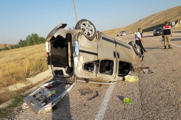 Sivas'da otomobil takla attı: 1 öl, 5 yaralı