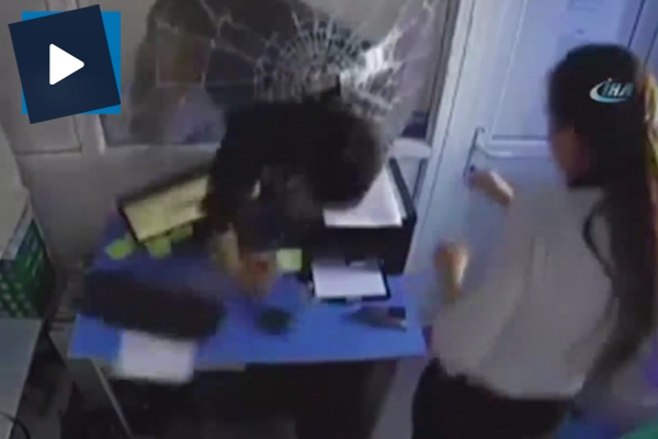 Kredi bürosunda bıçaklı soyguncu dehşeti!