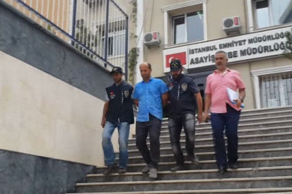 İstanbul'da kelepçeyle 'şaka' fotoğrafı çektirmek isteyince gasp edildiler