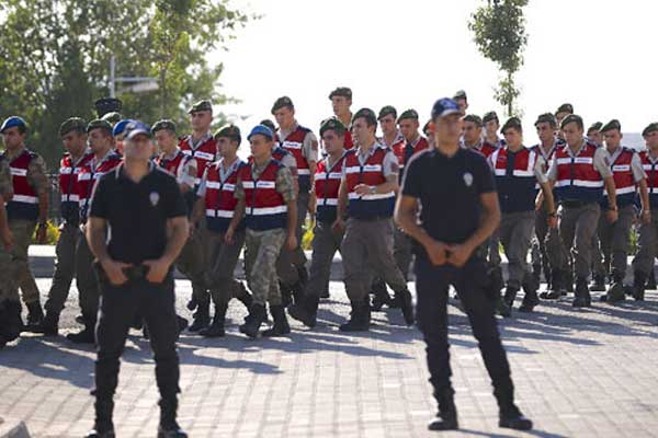 Cumhurbaşkanı'na suikast davasında salon karıştı