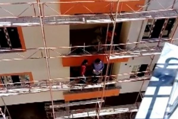 İnşaat işçileri iskelenin üzerinde halay çekti