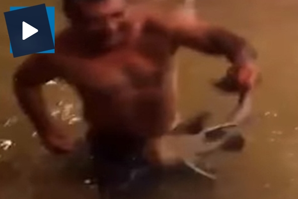 ABD'li adam evinde balık avladı!