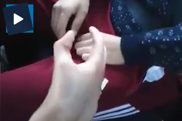 Tokalaşırken elini tersine döndüren inanılmaz adam!