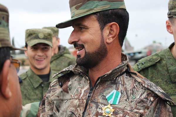 Esed rejimi komutanı ile YPG'liler aynı karede