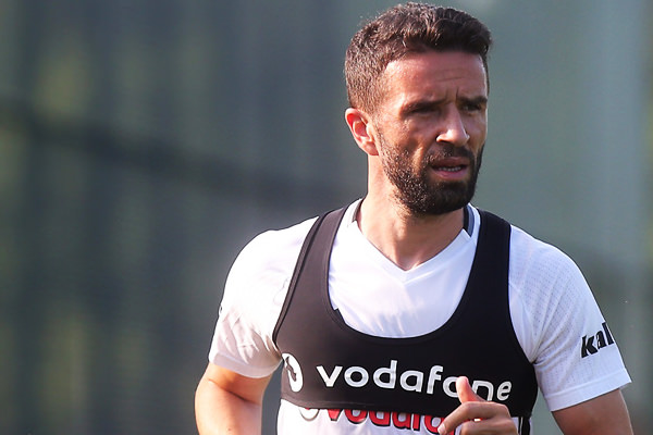 Gökhan Gönül'den Beşiktaş'a kötü haber!