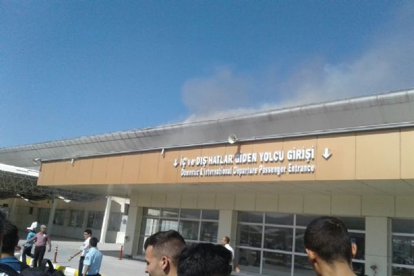 Havalimanında yangın: Uçuşlar ertelendi