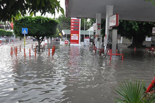 Hatay'da sağanak yağış hayatı olumsuz etkiledi