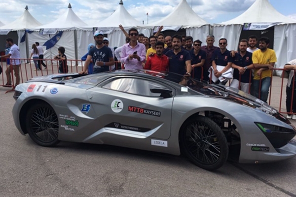 Öğrenciler elektrikli otomobil üretti