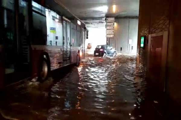 Taksim Tüneli'ni su bastı