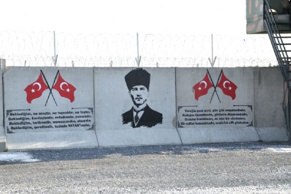 Şanlıurfa'da sınırdaki duvara Türk bayrakları ve Atatürk portresi çizildi