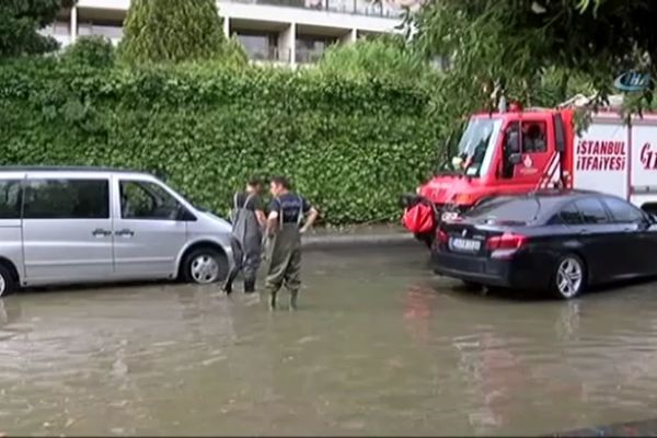 İstanbul'da araçlar suda mahsur kaldı, cip halatla çekildi