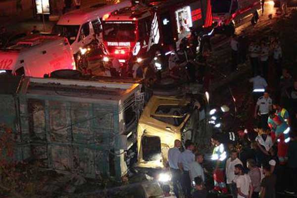 Çöp kamyonu kontrolden çıktı