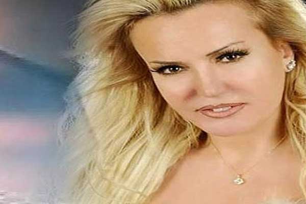 Filiz Aker’in eldivenin sırrı: ‘Hiperhidroz’