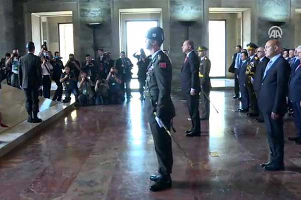 Erdoğan'dan Anıtkabir'e ziyaret