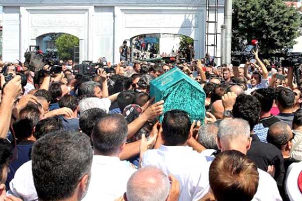 Şaşmaz'ın cenazesinde fotoğraf ayıbı